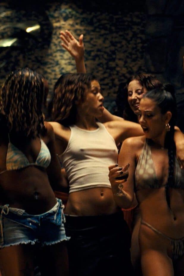 zendaya-euphoria-party-hard-pokies-bikini-grind-001-edited Visita Passionatte Lucenpop: iconografรญa erรณtica, cultura y entretenimiento