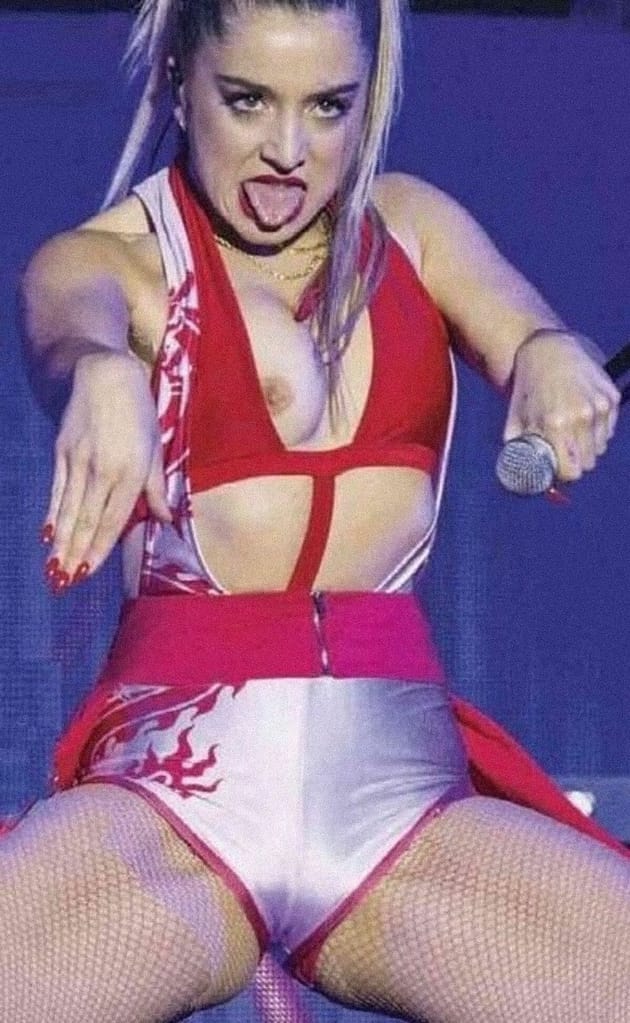 EtDmjL0WMAQFhJi-630x1024 Lola Índigo desnuda al mundo | Sonatina de bragas bajadas, tetas y microbikinis musicales