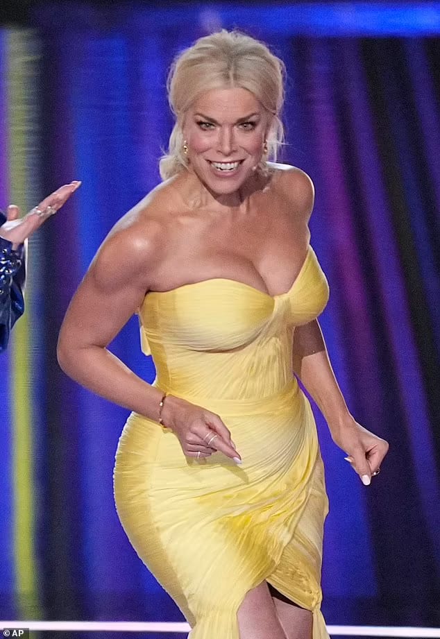 70903639-12076387-image-m-54_1683888076198 Hannah Waddingham desnuda como la "nueva mujer mayor sexy" por excelencia