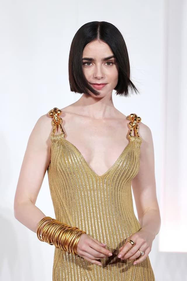 Lily Collins deslumbra en Roma con un look dorado de Schiaparelli Actrices desnudas 