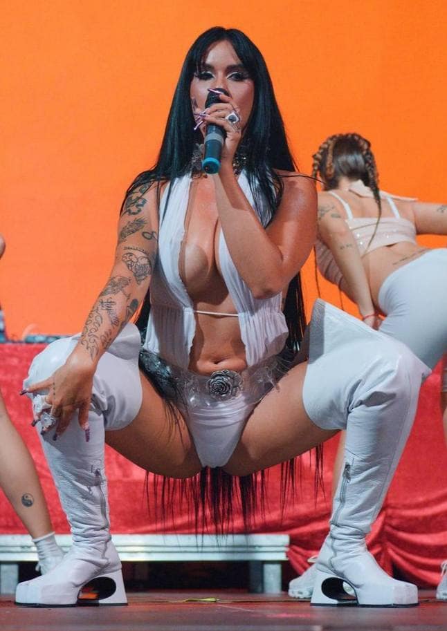La Zowi desnuda bravura y tablas de rockofiesta Cantantes desnudas