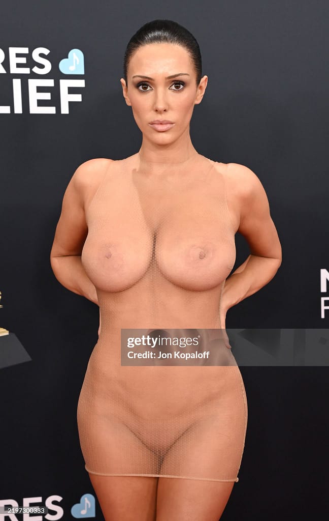 5-648x1024 Bianca Censori desnuda y su mundo en público por Kanye West