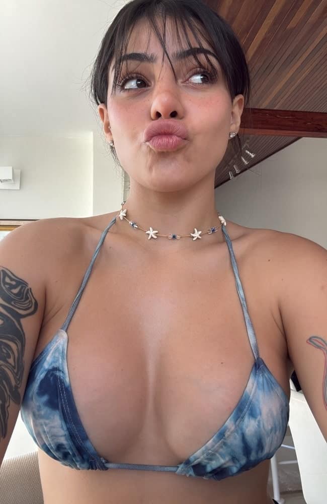 Milica desnuda como el puño que salió de la pantalla Influencers desnudas