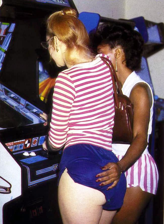 Los templos de neón: las salas recreativas como catedrales de los 80 CULTURA Y OPINIÓN