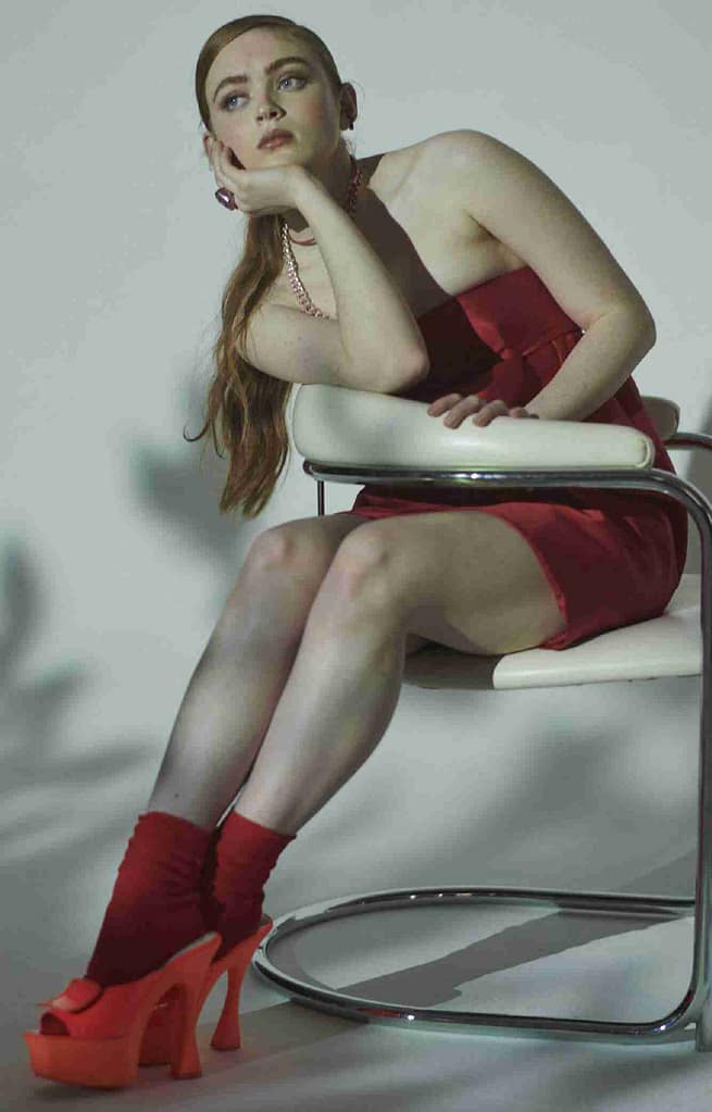 La intensidad carmesí al desnudo de Sadie Sink Actrices desnudas