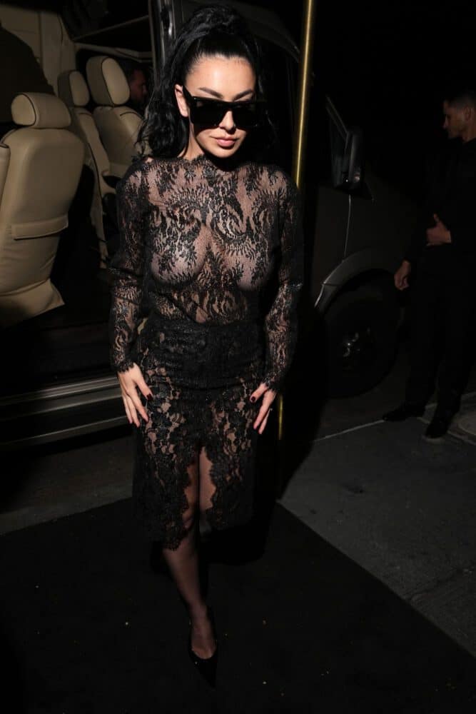 charli-xcx-see-through-black-lace-dress-boobs-saint-laurent-after-party-001-667x1000-1 Visita Passionatte Lucenpop: iconografรญa erรณtica, cultura y entretenimiento