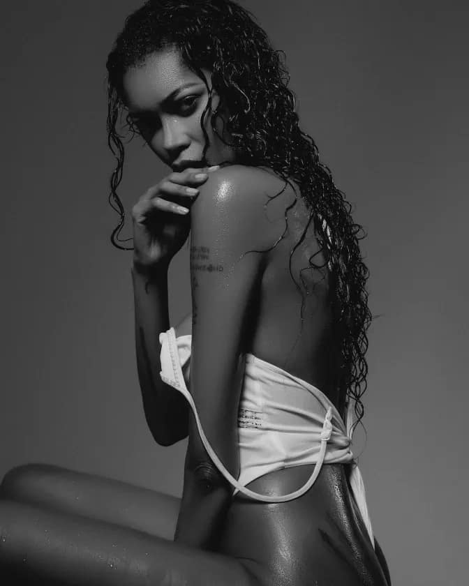 Provocative Jessica White Topless Photoshoot 18