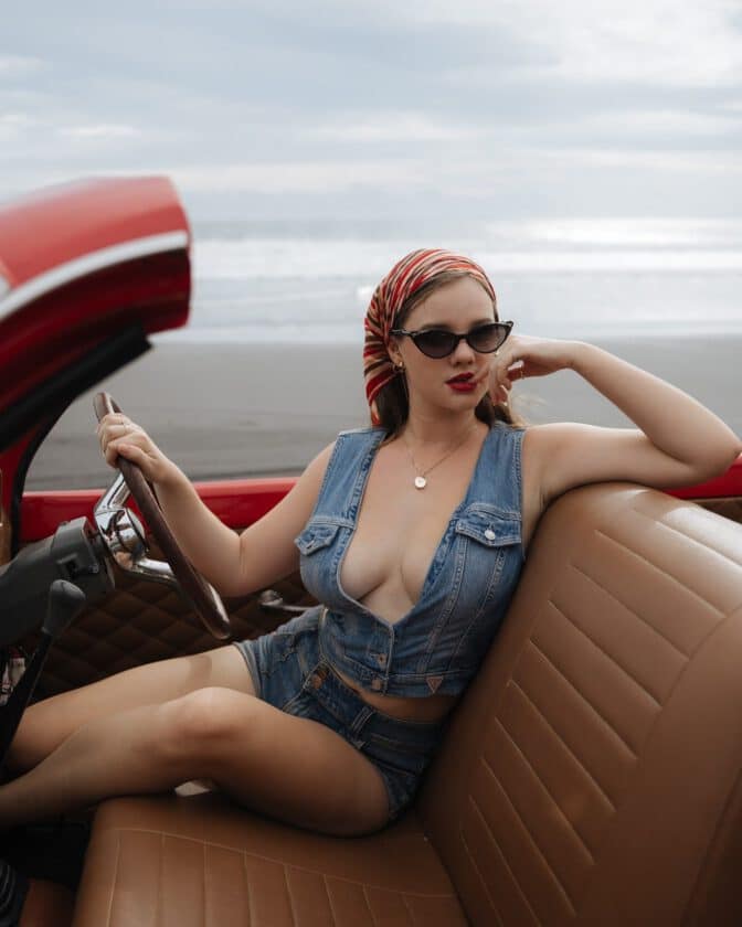 isabella-ardley-sexy-beach-car-cleavage-pinup-photoshoot-008-672x840-1 Isabella Ardley desnuda como promesa del ballet a icono de las redes sociales