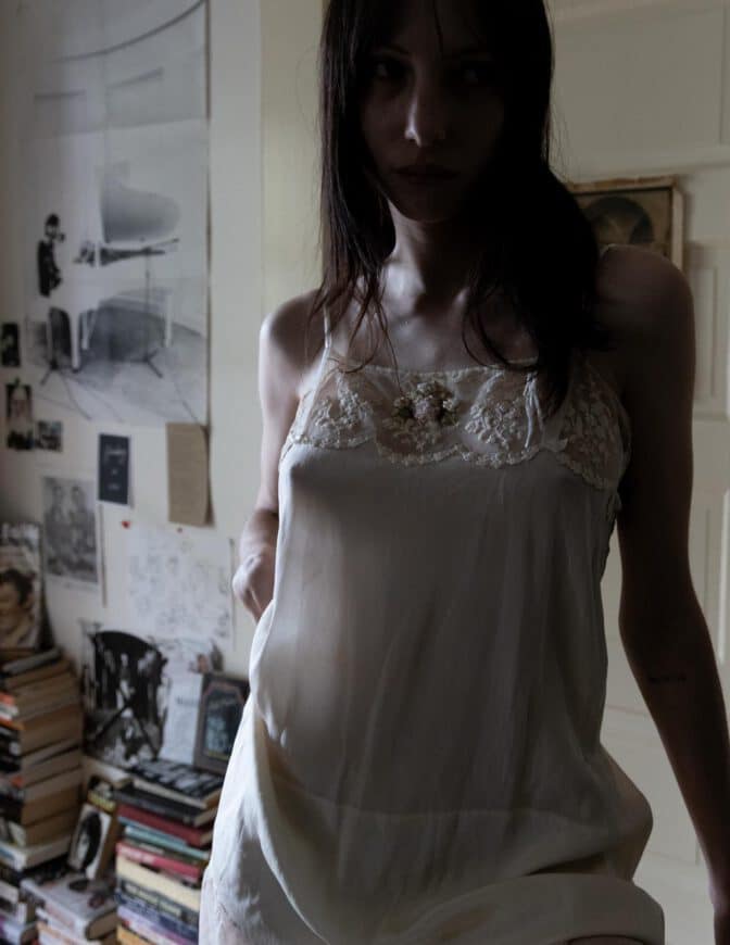 devon-ross-nude-exposed-see-through-slip-003-672x870-1 Devon Ross desnuda la elegancia del anacronismo y el peso del linaje