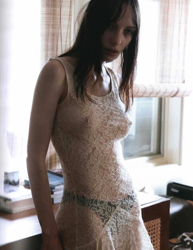 devon-ross-nude-exposed-see-through-slip-672x870-1 Devon Ross desnuda la elegancia del anacronismo y el peso del linaje
