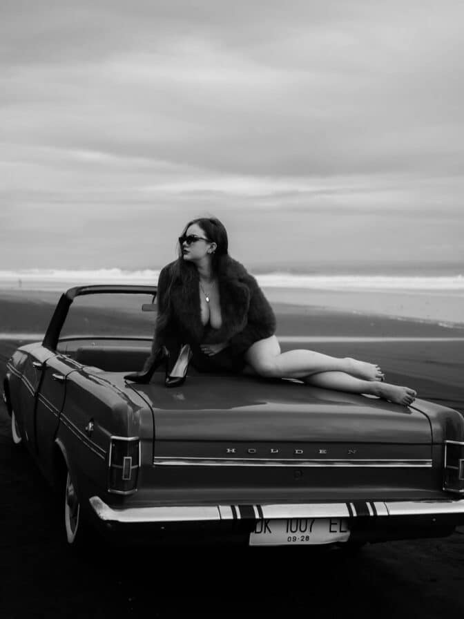 isabella-ardley-sexy-beach-car-cleavage-pinup-photoshoot-017-672x896-1 Isabella Ardley desnuda como promesa del ballet a icono de las redes sociales