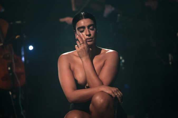 Sevdaliza desnuda se junta a Karol G Cantantes desnudas