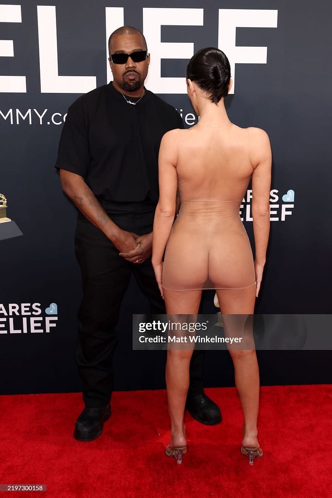 10-683x1024 Bianca Censori desnuda y su mundo en público por Kanye West