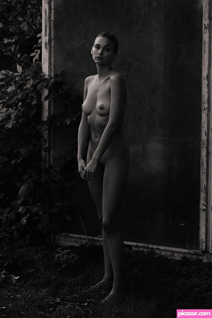 Nikki Hillier desnuda: musa nómada de luz y memorias suspendidas PIN-UPS PASSIONATTE
