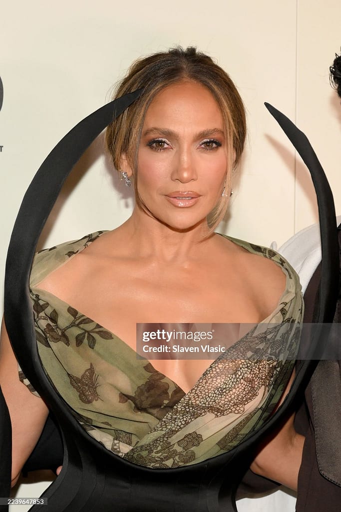 1000182477-683x1024 Jennifer Lopez desnuda actualidad con la crítica de El beso de la mujer araña (2026)