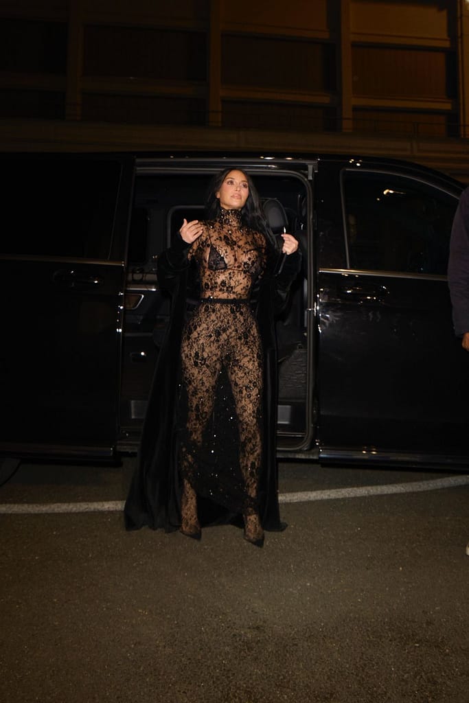 Kim Kardashian: encaje, destello y espectáculo en París Celebrities