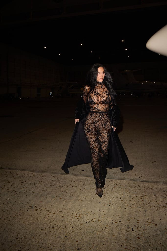 Kim Kardashian: encaje, destello y espectáculo en París Celebrities
