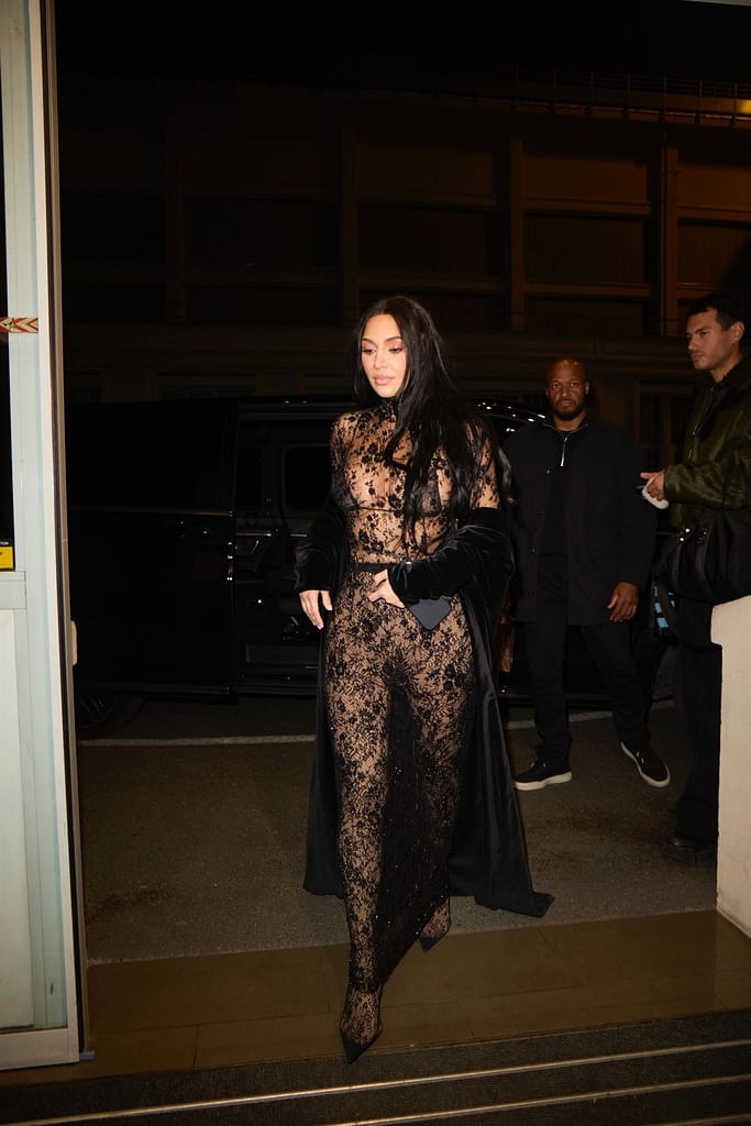 Kim Kardashian: encaje, destello y espectáculo en París Celebrities