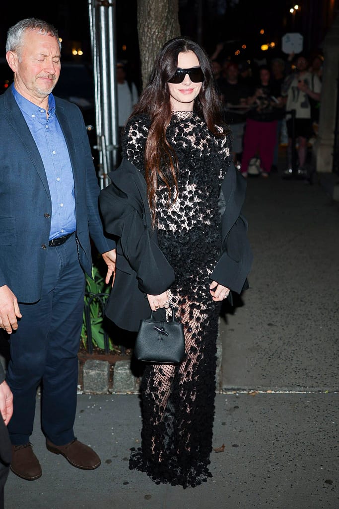 Anne-Hathaway-Wore-Calvin-Klein-Collection-To-The-Mother-Mary-Listening-Party-and-QA-Event-1-683x1024 El renacimiento audaz de Anne Hathaway: el cristal y la piel desnuda en la cima de 2026