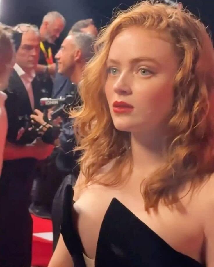 La intensidad carmesí al desnudo de Sadie Sink Actrices desnudas