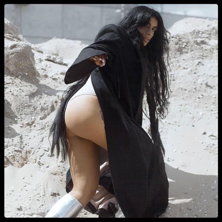 Sevdaliza desnuda se junta a Karol G Cantantes desnudas