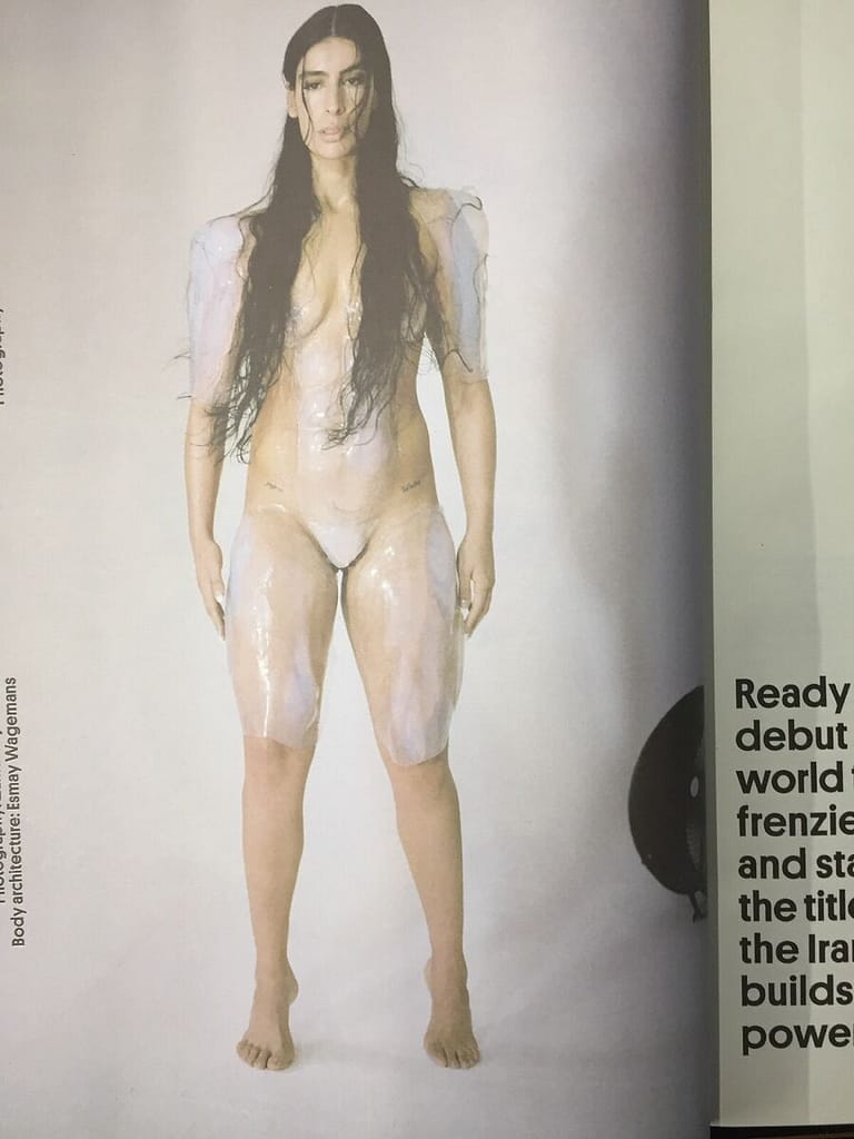 Sevdaliza desnuda se junta a Karol G Cantantes desnudas 