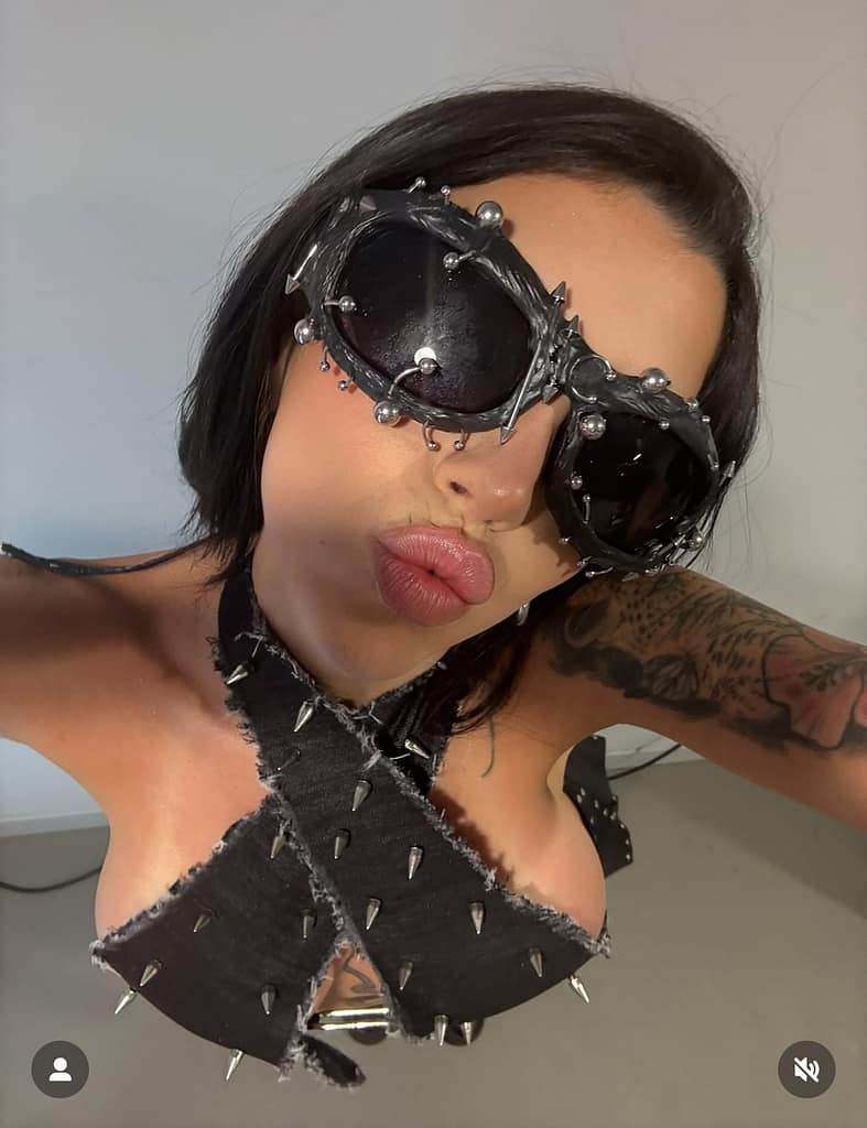 Naiara OT desnuda tatuajes, voz y poliamor Cantantes desnudas