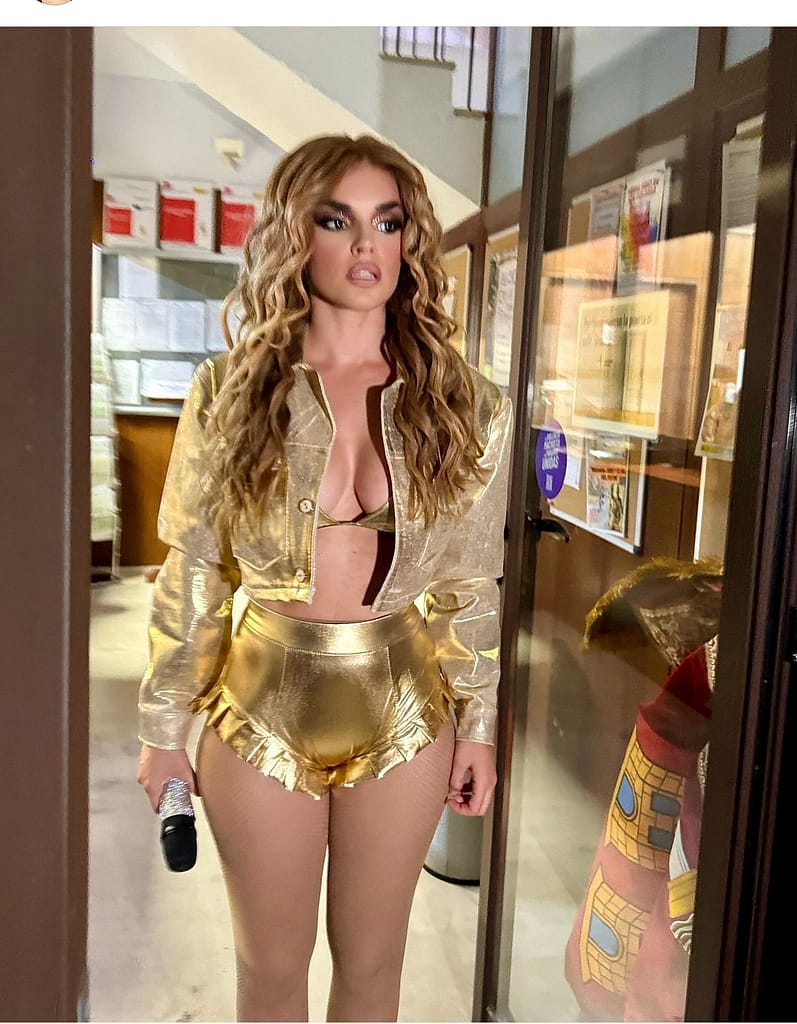 Melody desnuda camino tras Eurovisión 16 Melody en Eurovisión desnuda