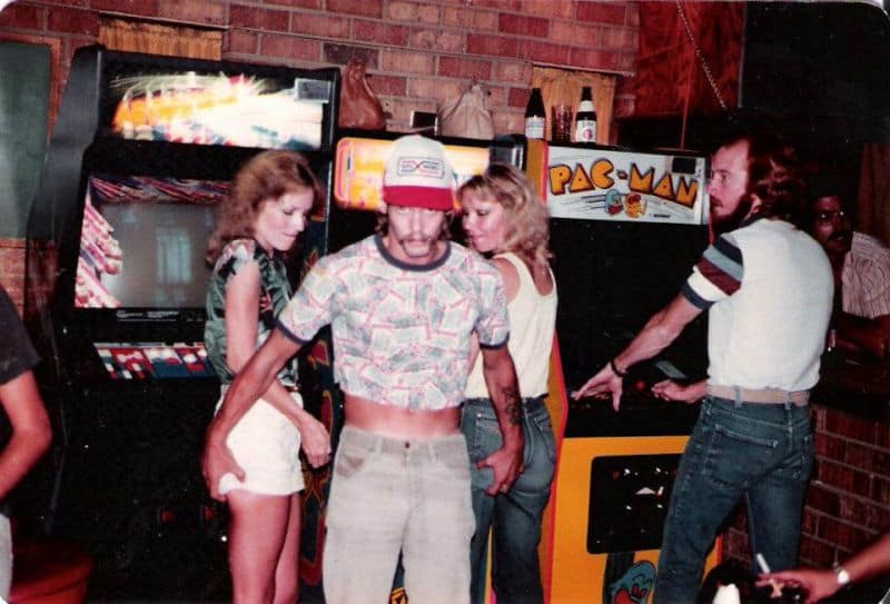 Los templos de neón: las salas recreativas como catedrales de los 80 CULTURA Y OPINIÓN
