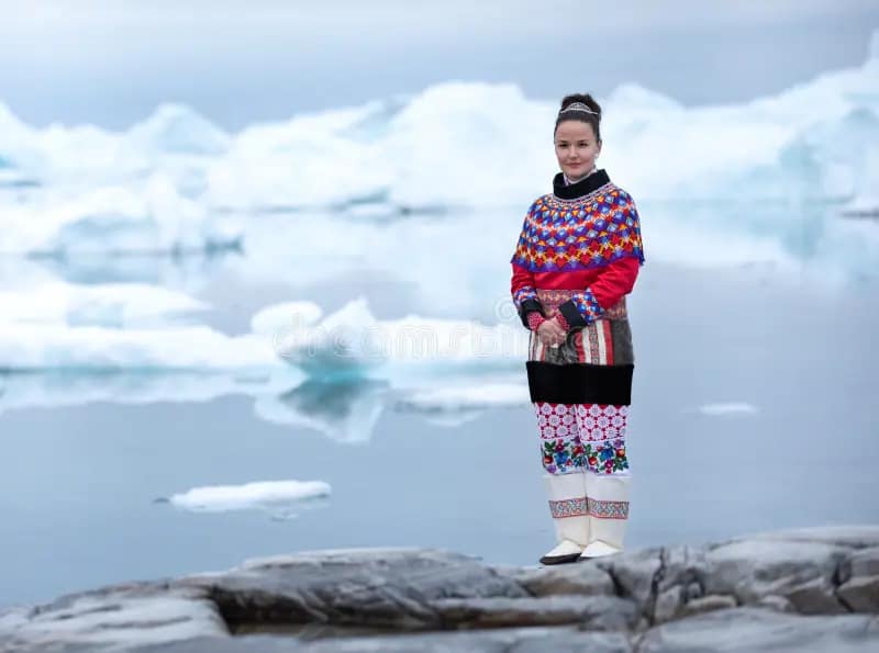 mujer-joven-del-inuit-en-la-ropa-tradicional-que-presenta-para-las-fotos-un-pequeno-pueblo-de-greenlandish-ilulissat-groenlandia-153814203 Groenlandia pide apoyo mundial contra la actitud "agresiva" de EEUU tras confirmarse la visita de la esposa de Vance