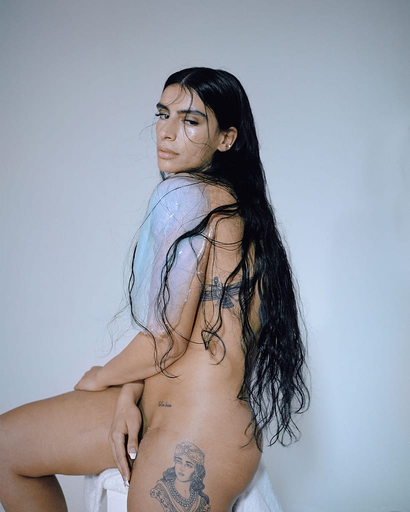 Sevdaliza desnuda se junta a Karol G Cantantes desnudas