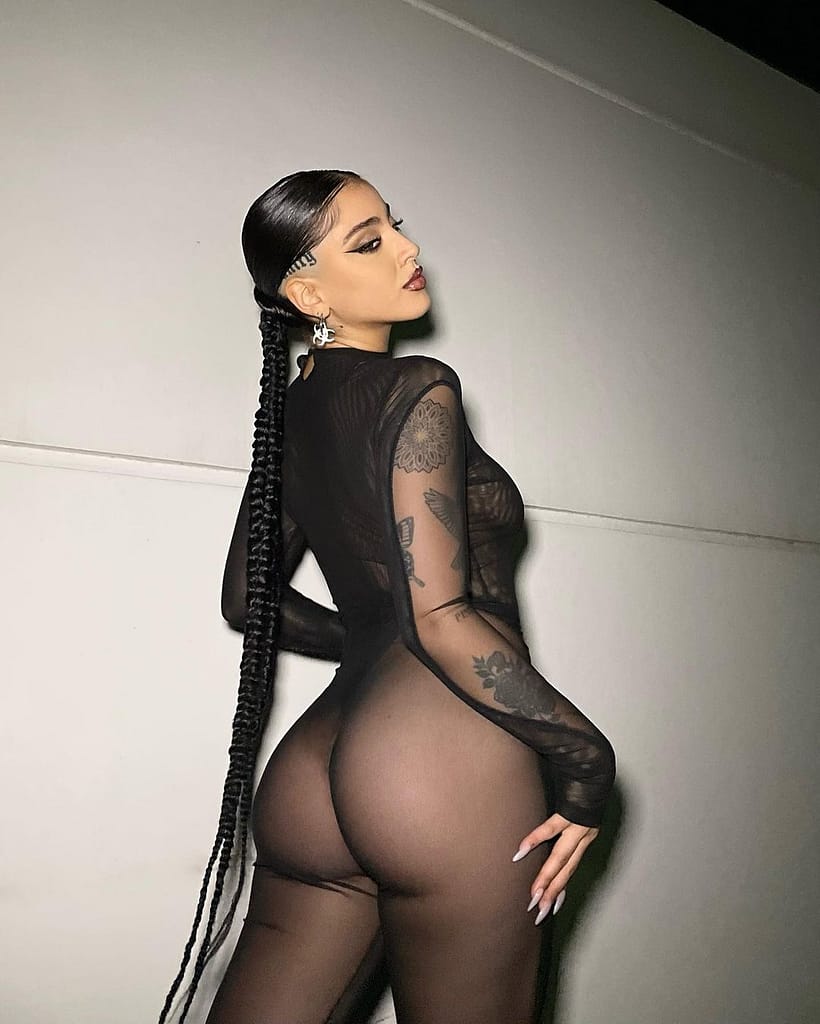 unknown_314746238_844646069907238_1130257746797027239_n-bele-d-820x1024 Chilena Belu (Belenegri) desnuda entre ropa urbana