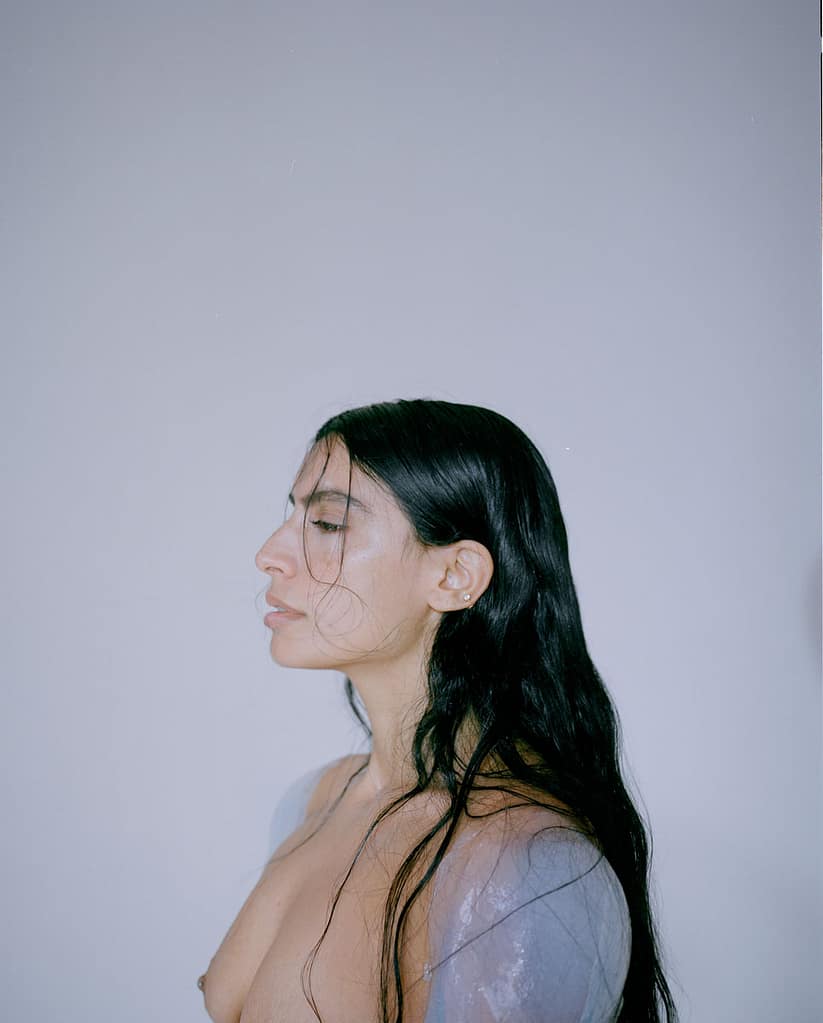 Sevdaliza desnuda se junta a Karol G Cantantes desnudas