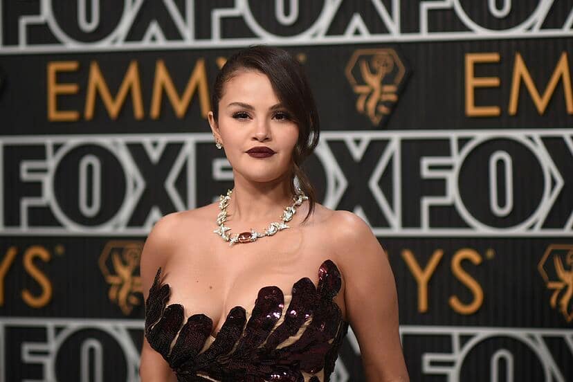 17112921265267 Selena Gomez desnuda sus enormes tetas al natural