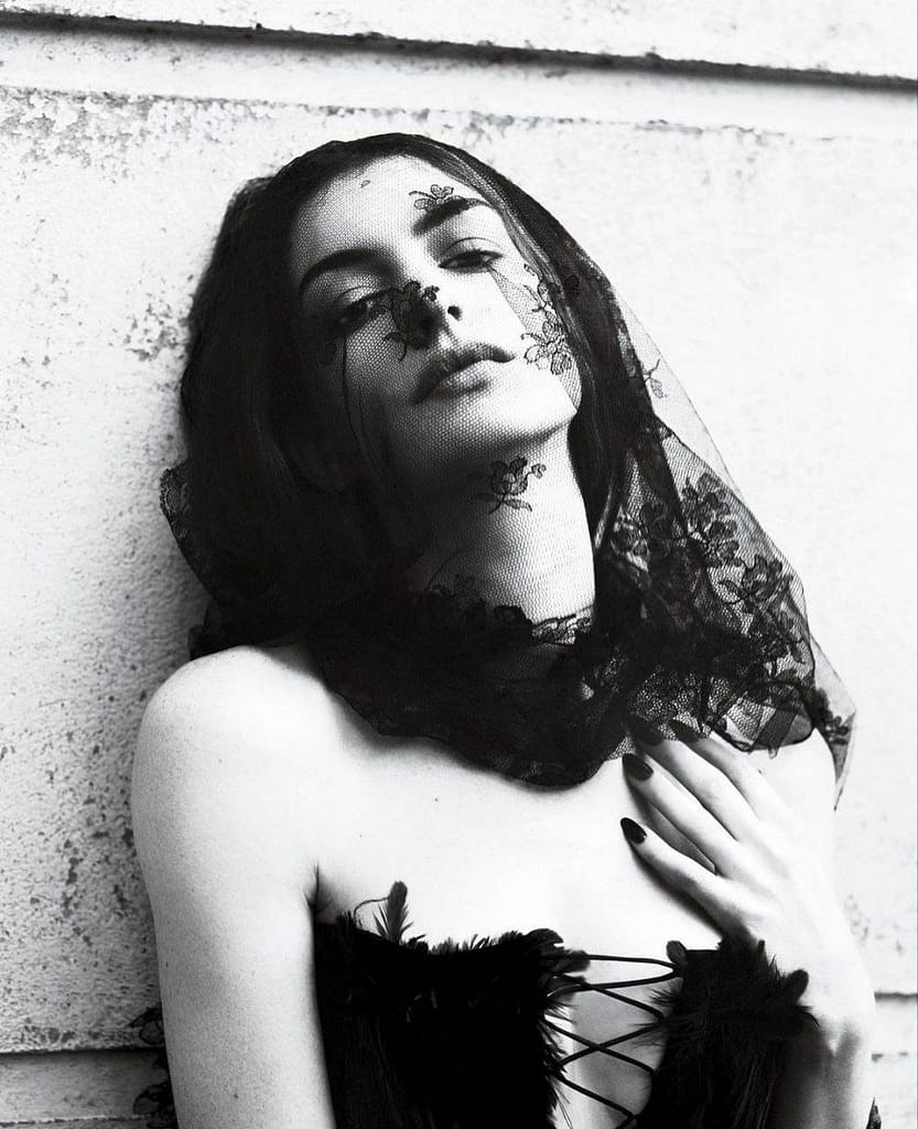 tumblr_71d57b78a10cdd2ff0a5c4ca387d9d13_3f5f9c63_1280-833x1024 El renacimiento audaz de Anne Hathaway: el cristal y la piel desnuda en la cima de 2026