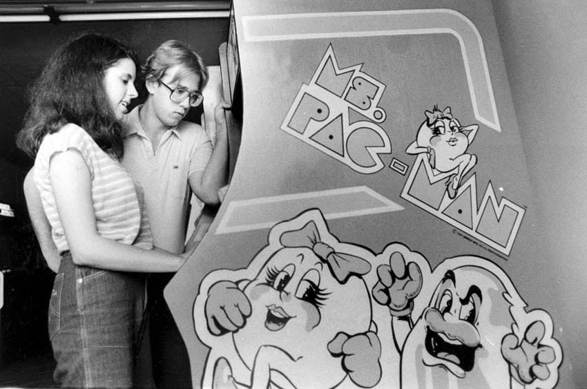 Los templos de neón: las salas recreativas como catedrales de los 80 CULTURA Y OPINIÓN