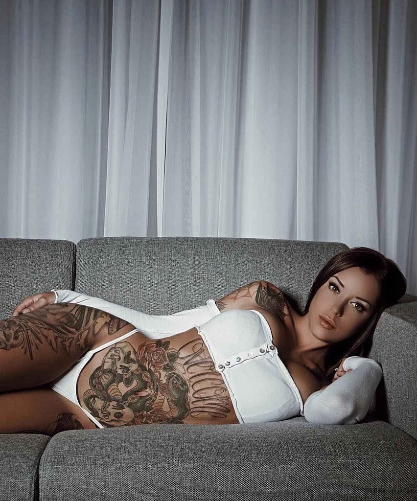Laurence Bédard desnuda en modelos de tatuaje más famosas del mundo PIN-UPS PASSIONATTE 