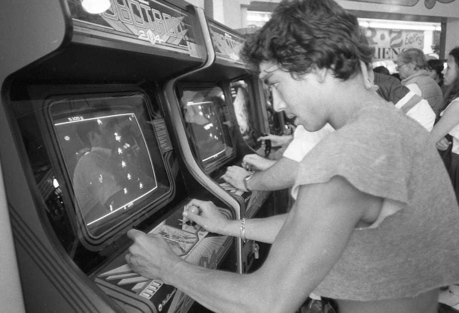 Los templos de neón: las salas recreativas como catedrales de los 80 CULTURA Y OPINIÓN