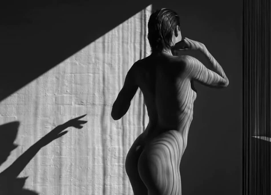 El cuerpo desnudo como sombra danzante: erotismo, luz y dignidad en Shadow tango nude model dancing in beautiful light de CommandoArt Desnudo artístico