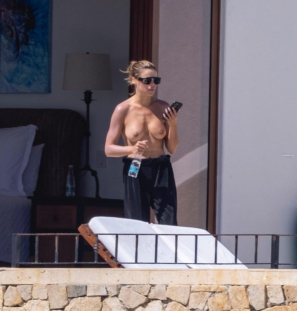 Brooks Nader muestra sus tetas desnudas en Los Cabos (24 fotos) Celebrities LUCENPOP FAMOSAS ESPAÑOLAS DESNUDAS