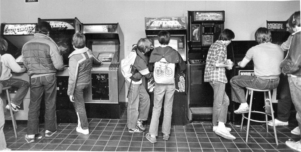 Los templos de neón: las salas recreativas como catedrales de los 80 CULTURA Y OPINIÓN
