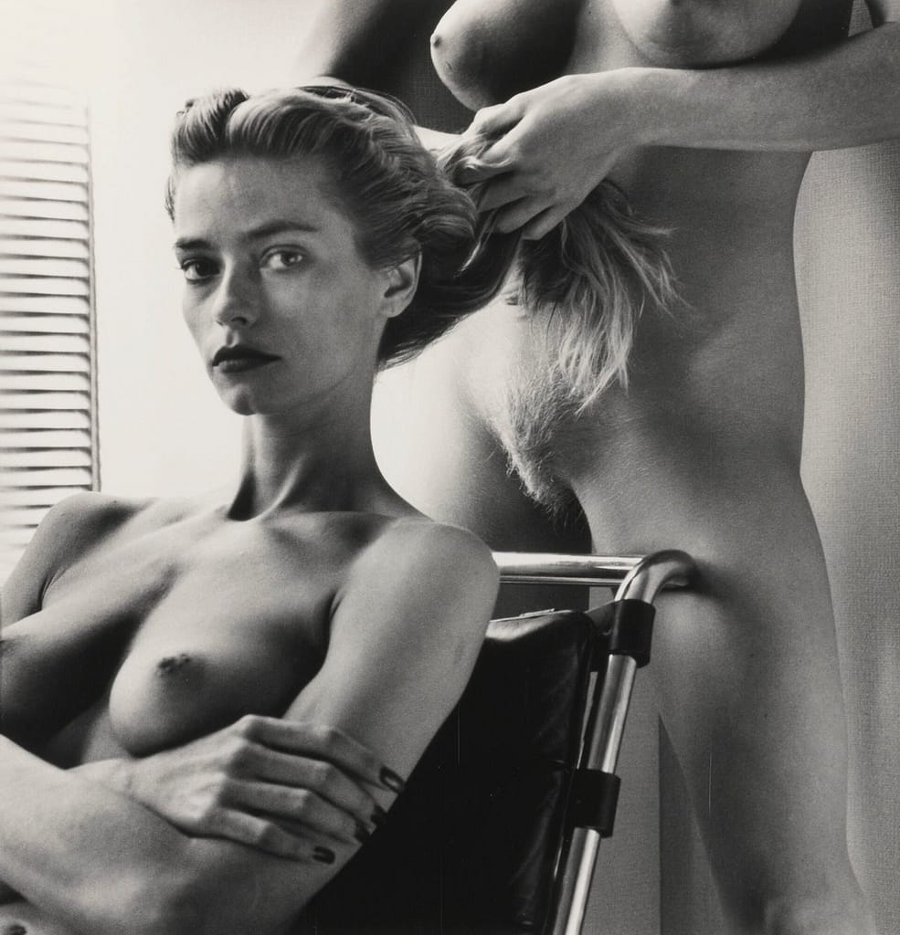 EdZiUh9WsAAozeA-985x1024 Helmut Newton desnudos y el 'porno-chic' by Passionatte
